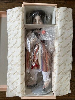 Knowles Snow White Doll Heroines From The Fairy Tale Forests Doll in box vintage